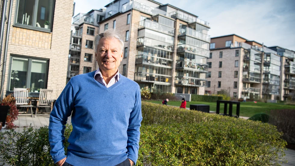Lennart Olson, 75 år, bor med sin fru Anne Olson i en ägarlägenhet på Lidingö sedan fyra år tillbaka.- För oss som kom från villa kändes det bra att ha låga fasta kostnader, säger Lennart Olson.