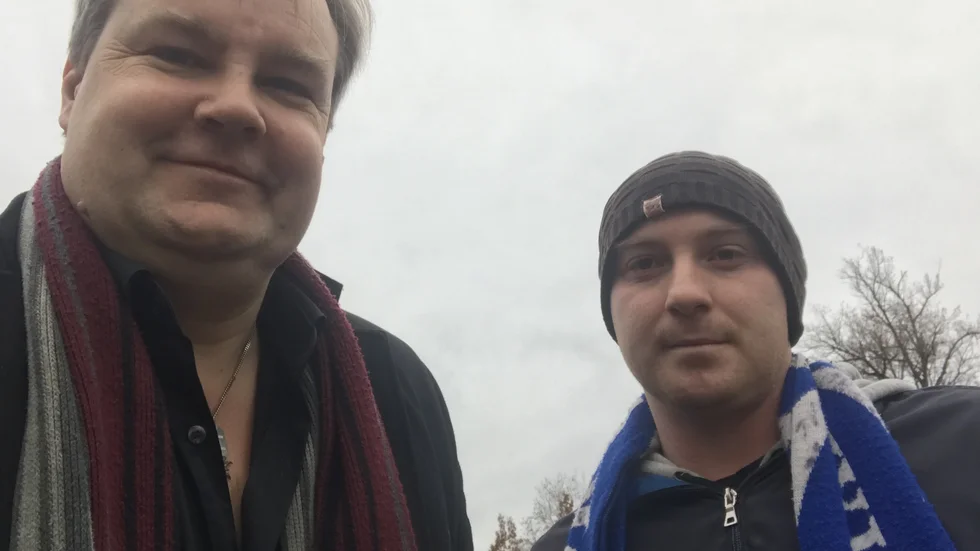Jens Bollius, reporter, och Erik Edholm, supporter, snackar bandy och IFK Motala i för söndagens genrep mot Frillesås.