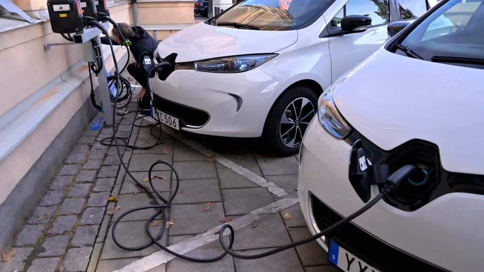En av två nya laddstationer i eksjö kommun placeras vid Frendo i Mariannelund i höst. Kommunen ska nu se hur man ska hantera avgiften i de nya stationerna.


