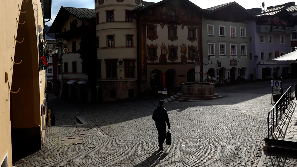 Ett tomt torg i tyska Berchtesgaden för ett par veckor sedan. Arkivbild.