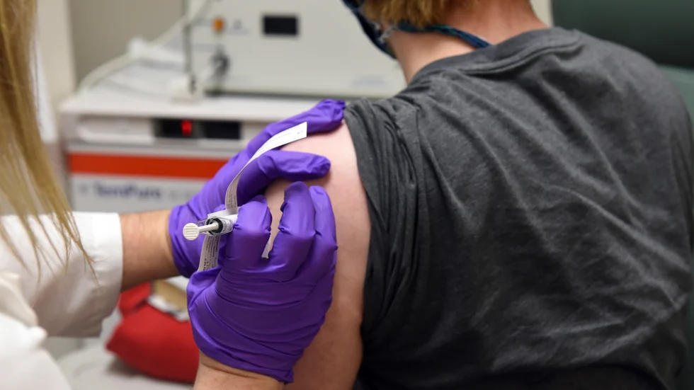 En försöksperson får covidvaccin från Pfizer, det vaccin som EU-kommissionens ordförande kallar för "det mest lovande hittills".