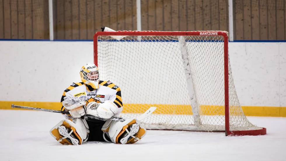 Hockeyn i Västerbotten pausar under fyra veckor. Undantag gäller dock för lag i SHL, SDHL, Hockeyallsvenskan och Hockeyettan.