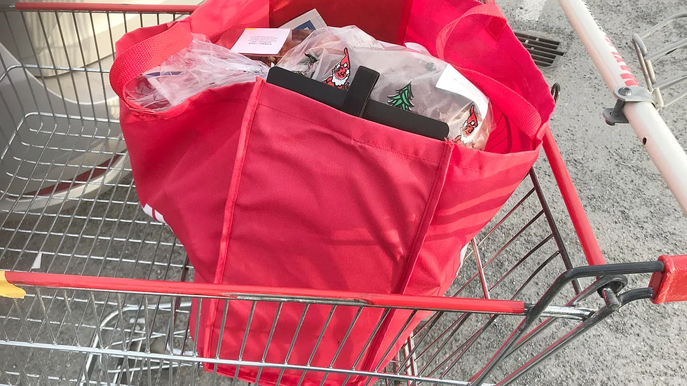 Allt fler väljer tyg- och papperskassar, menar insändarskribenten. 