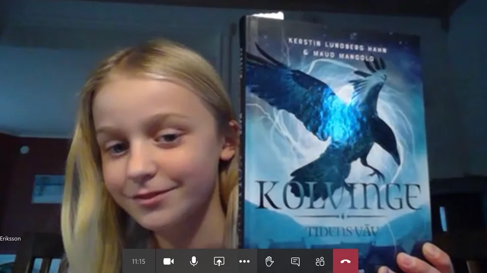 Alva Eriksson från Vingåker läser just nu boken Kolvinge, som snart kommer att recenseras på hennes Instagramkonto. Bilden är tagen under tidningens videointervju med recensenten.