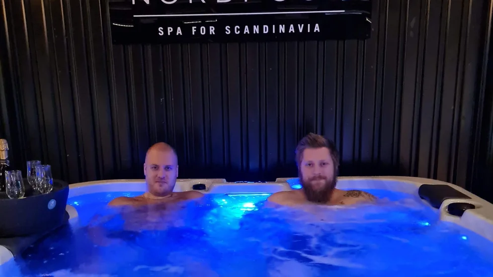 Pontus Jakobsson och Jimmy Jakobsson på Svenska Pool & Spa i Nyköping. 
