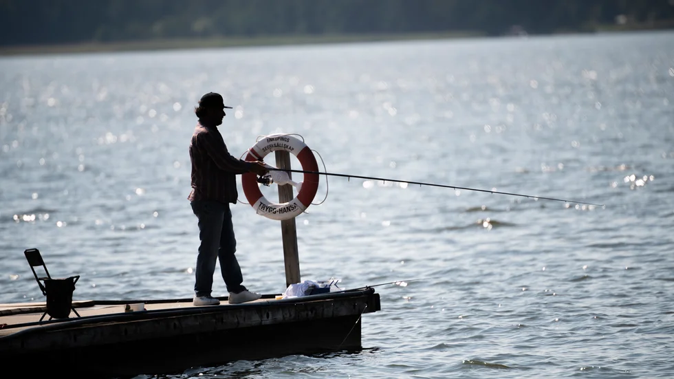 Familjer som skulle vilja fiska om sommarkvällarna men saknar fiskespön skulle kunna ge sig ut och fiska med hjälp av en fritidsbank, skriver Linda Ivarsson (MP).