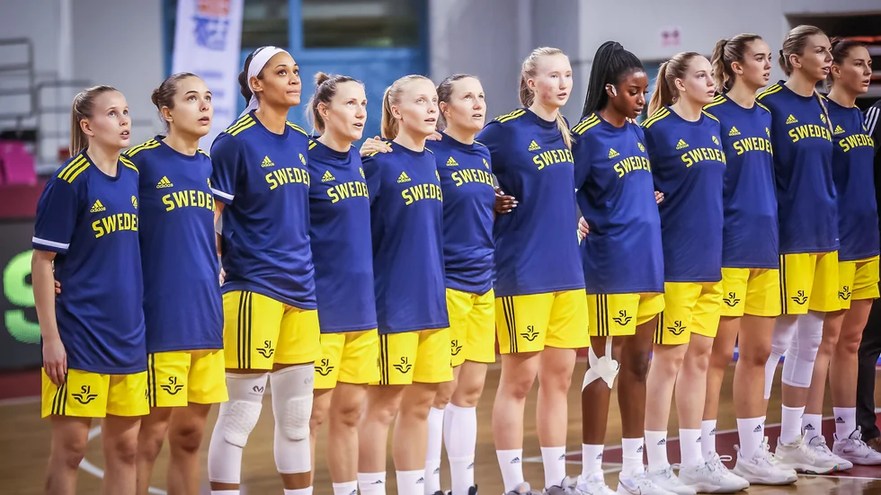 Lovisa Hjern, tvåa från vänster i sin A-landslagsdebut mot Israel på Kreta.