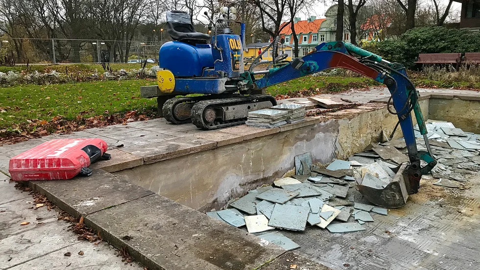 Under tisdagen började fontänen i Järnvägsparken att rivas.