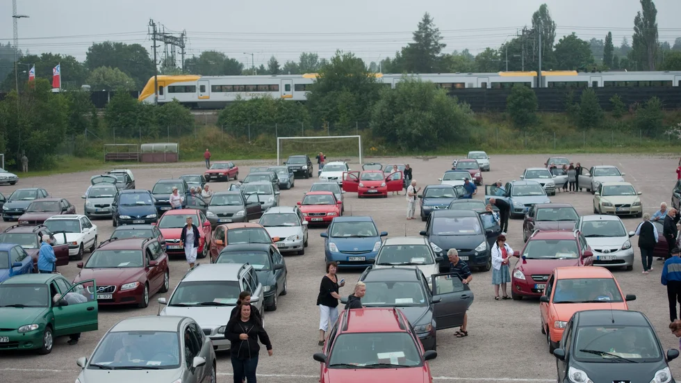 Drive in-kulturen kommer från USA. Bilbingo är mer populärt i Sverige än vad bil-bio är. Vad det beror på är svårt att säga. Kanske för att amerikanska ungdomar får körkort och tillgång till bil tidigare än här?