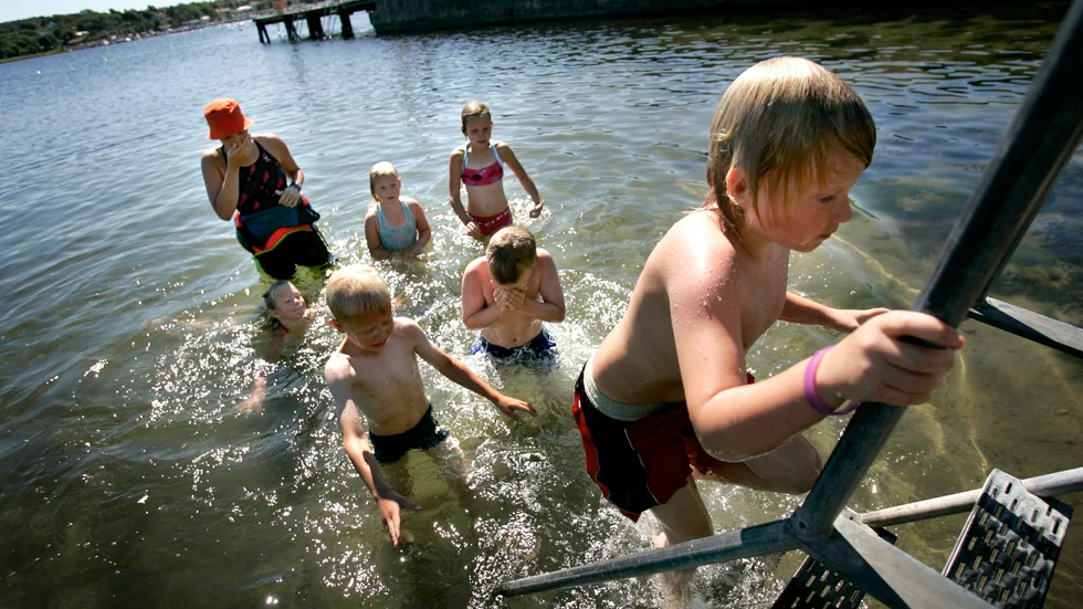 Sommarsimskola bedrivs vanligtvis utomhus och efterfrågan är i år stor – troligtvis en effekt av oron för corona under våren. Arkivbild.