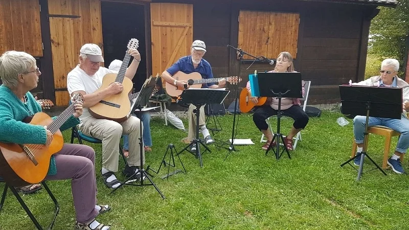 Gitarr-cirkelns deltagare spelar vid Högby äng
