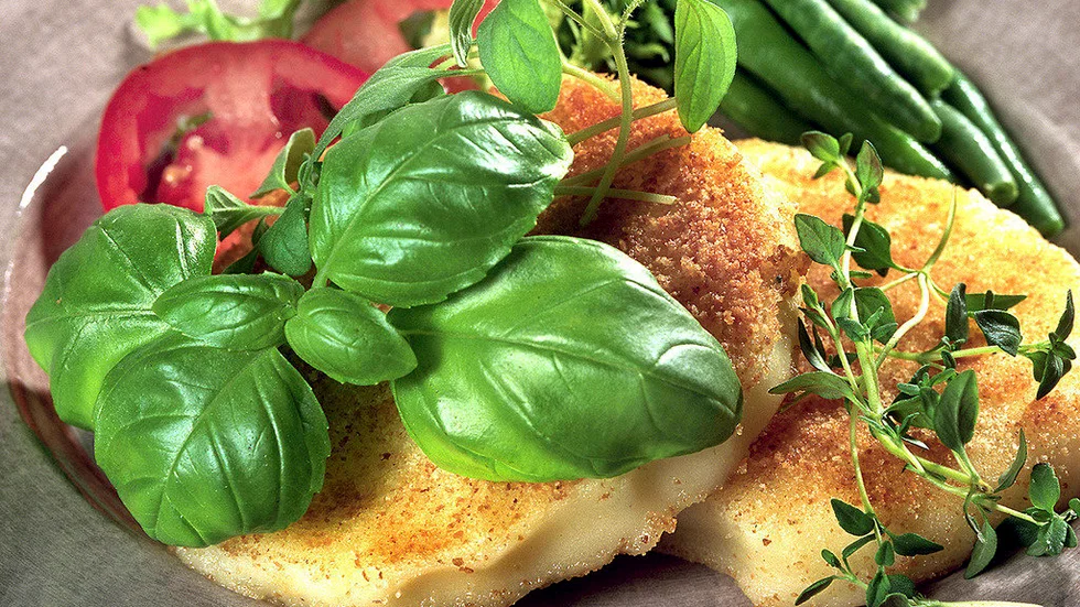 Örtkryddade potatisplättar görs av kokt, mjölig potatis eller rester av hemlagad potatismos.
