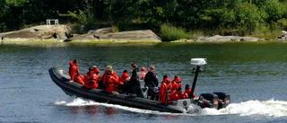 Båt gjorde kraftig gir – 12 personer flög ur