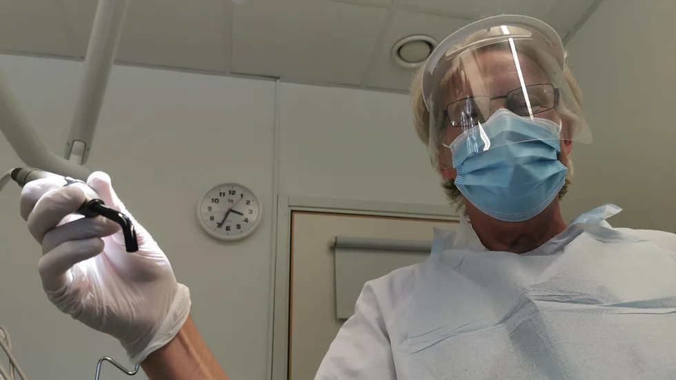 Jan-Erik Edwin, tandläkare i skyddsutrustning. Var tredje patient av de 17500 inskrivna i Enköpings Folktandvård är barn.