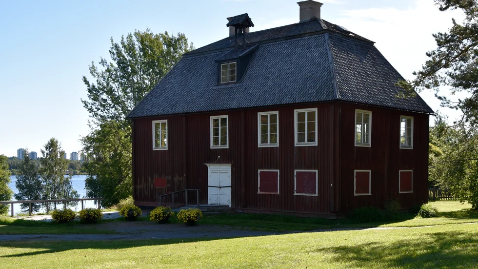 Den gamla byggnaden är fuktskadad och i behov av upprustning.
