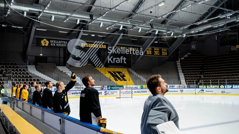 En publikfri första träning. Men nu är säsongen igång.