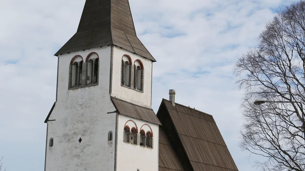 Vindflöjeln på Hejde kyrka ska rättas till från en mobilkran och då stängs vägen av under en arbetsdag.