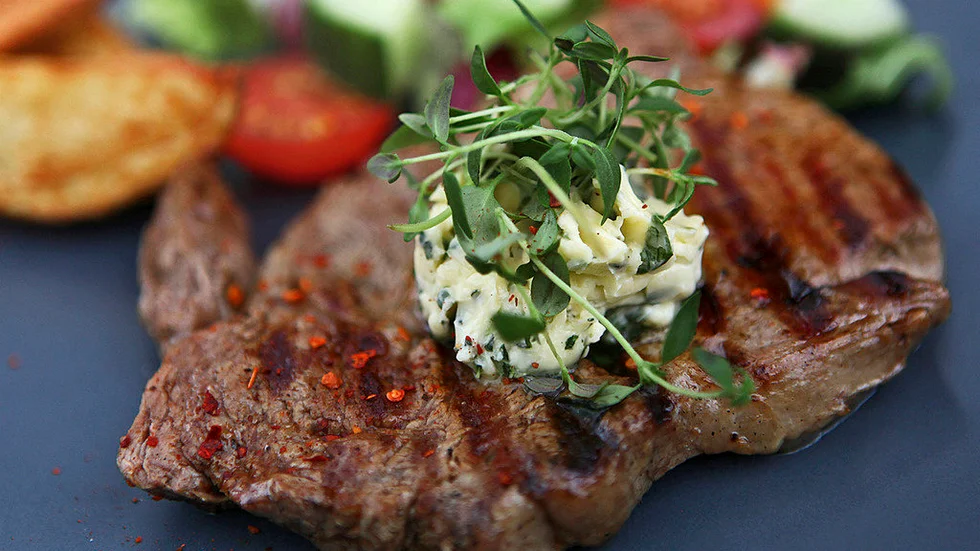 Grillad fläskkarré är aldrig fel. Gärna med örtkryddat vitlökssmör till.