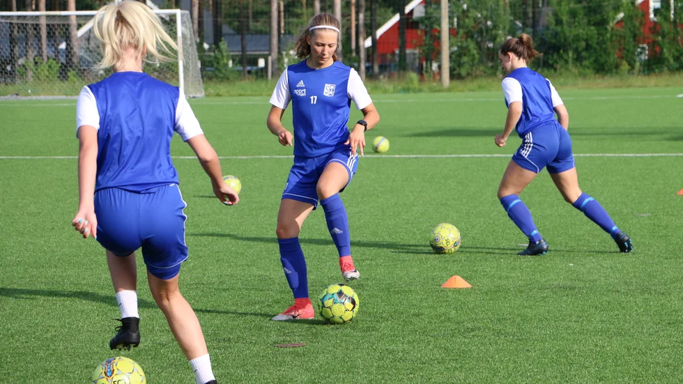 Storfors hade bara tolv spelare i matchen mot Härnösand. En av dem var Leonora Tafvelin (bilden) som gjorde ett av tröstmålen. (Arkivbild)