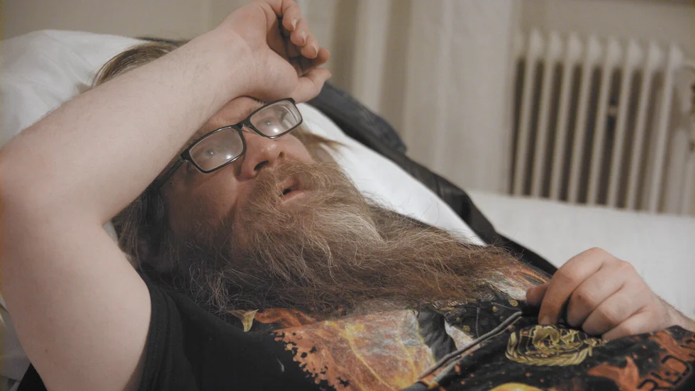 Nya dokumentären "Jag är Klimpen, motherfucker!" följer Martin Iliou, känd för sin roll som "Klimpen" i tv-serien "Bert" under tre år. Det är en tid kantad av missbruk, hemlöshet – och nyfunnen kärlek. Pressbild.