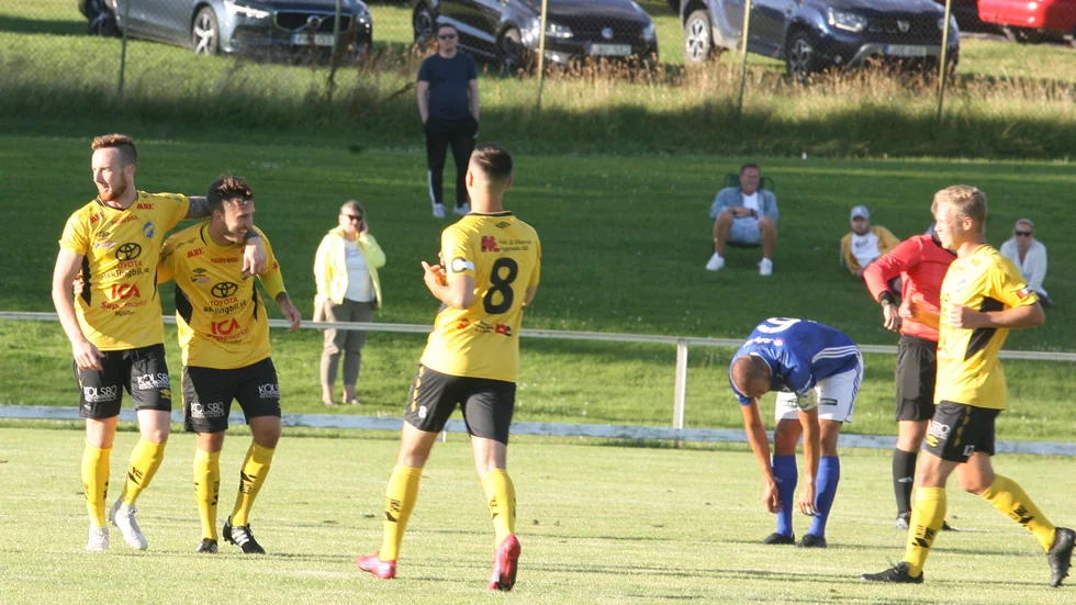 Mjölby AI jublar efter Andreas Borgs 2-1-mål i första halvlek. Mjölbylaget vann stort i cupen, och IFK Motala och Alexander Magnusson-Glaad, nummer 6, fick deppa.