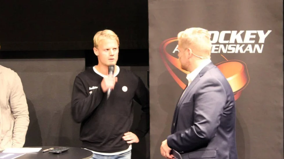VIK:s lagkapten Niklas Folin intervjuas uppe på scenen under Hockeyallsvenskans upptaktsträff.
