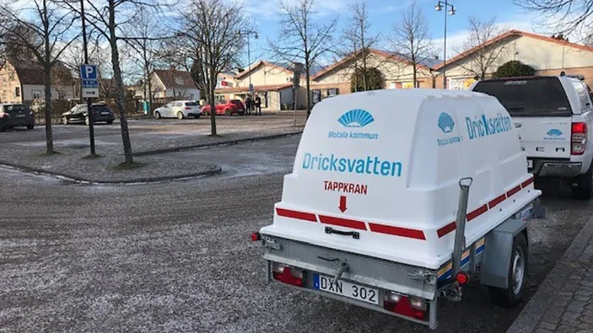 Boende kring Verkstadstorget i Motala kommer att vara utan vatten i eftermiddag. Kommunen har  ställ ut en vattenkärra.