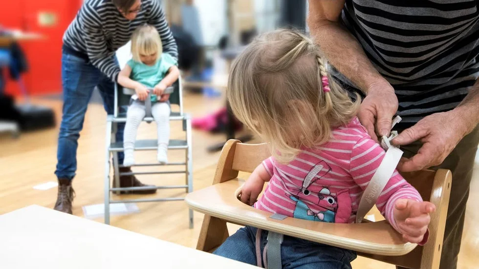 Tove och Juno (två och tre år gamla) fick prova stolarna för att ta reda på hur lätt det är att sätta fast och lyfta ur dem ur stolarna.
