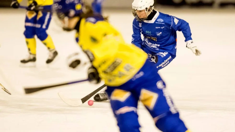 Kajsa Lagerqvist driver upp bollen i matchen mot Skirö.