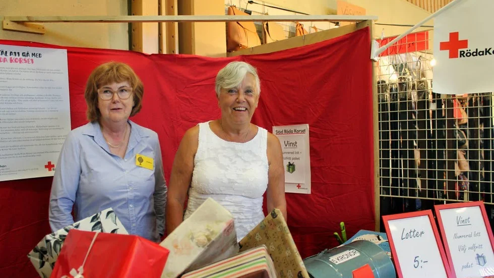 Marianne Johansson och Birgitta Bengtsson från Röda Korset i Loftahammar sålde lotter på utställningen.