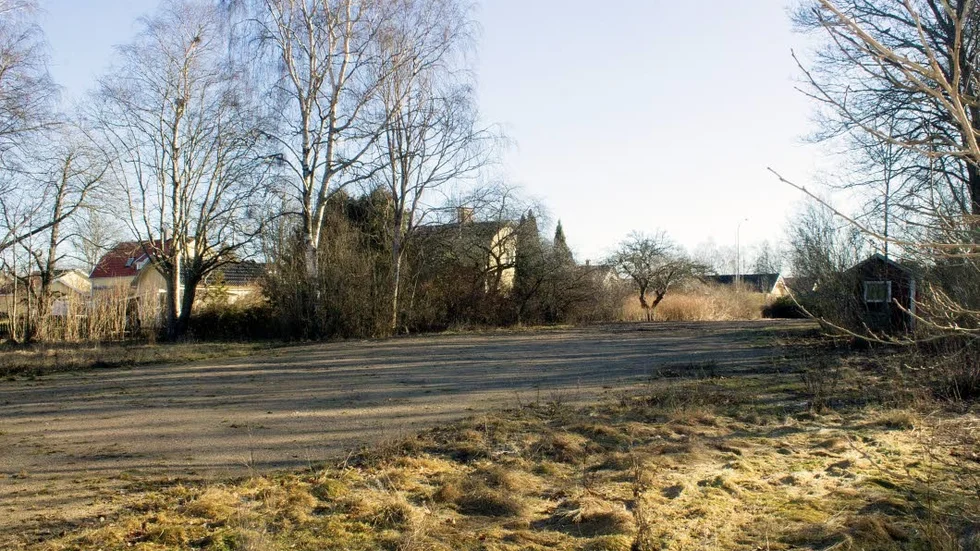 Här  ska det byggas sex villor enligt 90-åriga villkor. I bortre bildkant ligger Borensvägen.