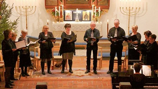 Delar av kyrkokören sjöng för de drygt 100 personerna som kommit till Hultsfreds kyrka på nyårsdagen.