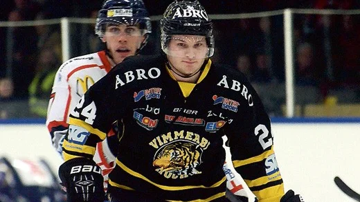 Niklas Svensson är ångerfull och bad liksom lagkamraten Dean Moore spelartruppen om ursäkt för att de gått på nattklubb ett halvt dygn innan Allettanpremiären. Svensson är avstängd av klubben och missar matchen mot Pantern.