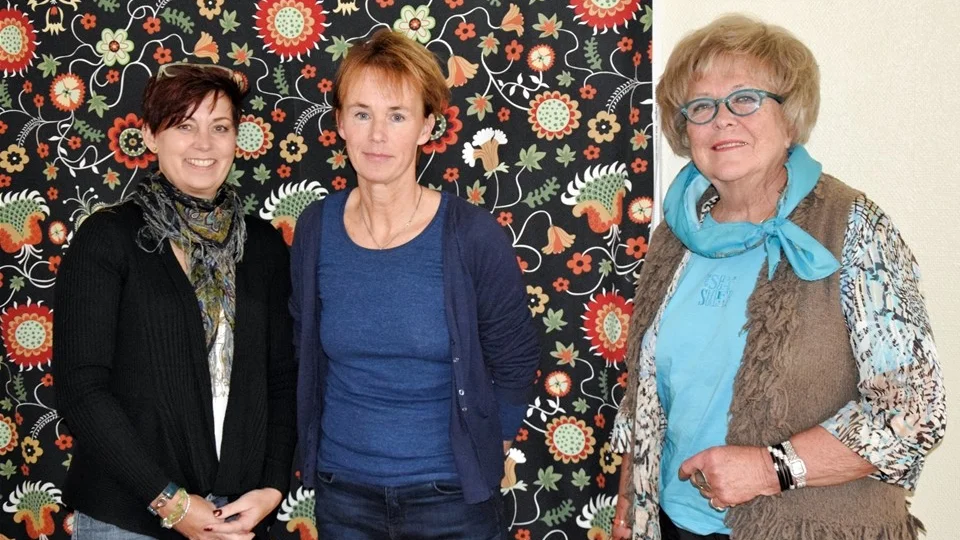 Fr.v Ylva Wall, Carolina Ericsson och Barbro Bragée ser med spänning fram mot inspirationskvällen på Kisa bibliotek. Foto: Morgan Karlsson