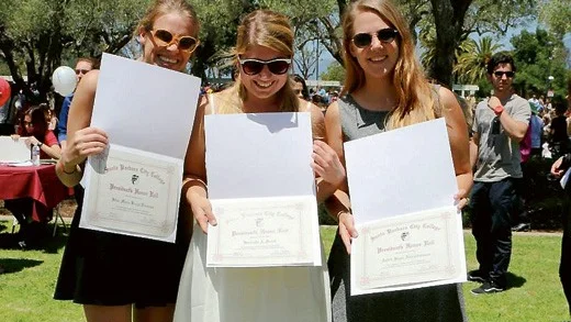 Stine Marie Krogh-Vennemo, Henrietta Darell och Astrid Alexandersson under vårterminen 2014 när de fick "Honor roll diplom".