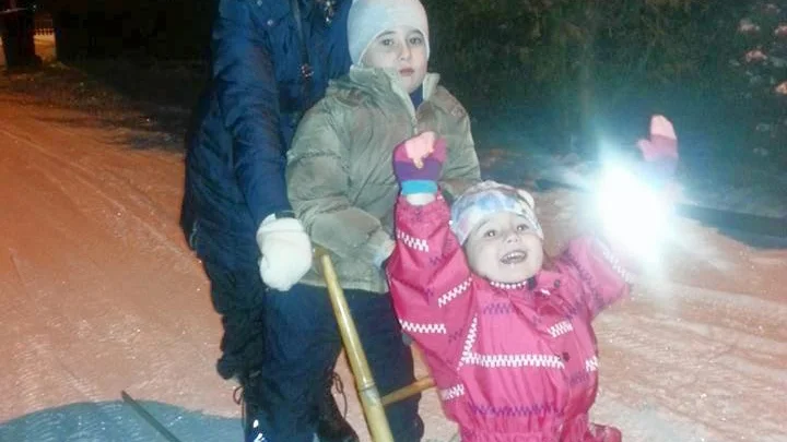 Spark är en jättekul svensk vinterpryl, tycker Leonardo och Vera, som får skjuts av mamma Annelie Tambour.