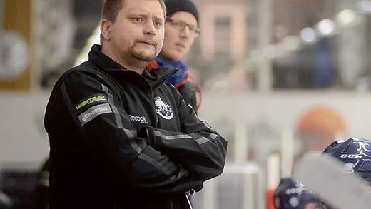 Mattias Karlin fortsätter som tränare för Västerviks IK nästa säsong också.