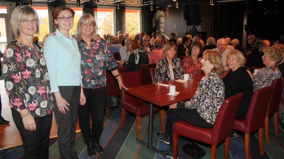 Frivillig- och anhörigfesten var kommunens sätt att visa alla engagerade uppskattning. Ulrica Stolth, Lizette Wästerlund och Gabriella Harisson tyckte det var roligt att så många som 130 kom. Foto: Charlotte Madestam