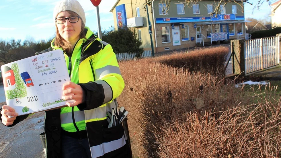Maria Åkerö tycker att barnen har många kloka trafikfunderingar, bland annat om höga häckar, som skymmer sikten. Just här har trafikingenjören valt ett föredömligt exempel på häck som inte är trafikfarligt hög. Foto: Rebecca Forsgren Malmström