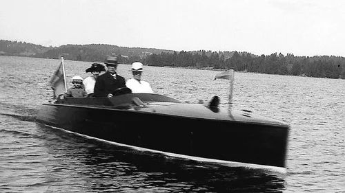 En stolt båtägare. Bilden är tagen 1922 på Järnlunden när Albert J:son-Værnéus tog med sig familjen i fritidsbåten Solavæ.