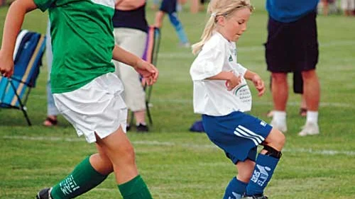 Danny Warme är bara tio år men spelar Bullerby Cup med IFK Bergas F12-lag. Här vinner hon bollen i en löpduell trots att motståndaren är huvudet högre.