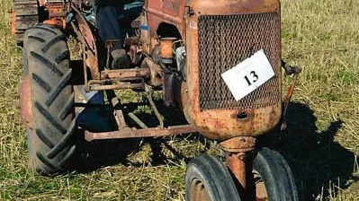 En Allis Chalmers C från 1943 med ett par annorlunda framhjul. Ägare är Mats Eriksson Karlskoga. Foto: Janne Strömsten
