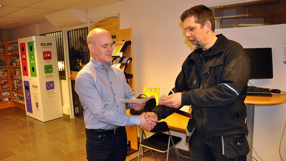 Henry Fahlström, deltidsbrandman i Rimforsa, överlämnar en namnlista för deltidsbrandmännen i Rimforsa och Horn, till personalchefen Peter Utter, Kinda kommun. Foto: Alf Wesik