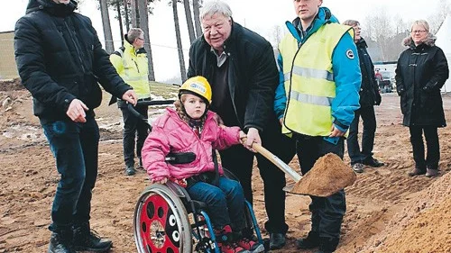 Klevina Dreshaj, Håkan Jansson och Johannes Sköld hjälptes åt med att ta första spadtaget inför byggnaden av ett nytt habiliteringscentrum på Nannylundsområdet.