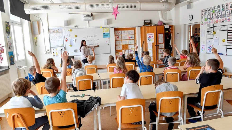Hyrlärare.
Skolan får inte gå samma väg som vården, där det i princip blivit omöjligt att klara sig utan inhyrd personal.
