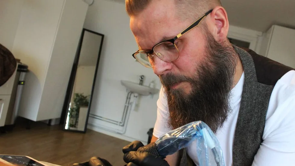 Christian Karlsson kommer jobba kvar på sitt vanliga jobb. Han hoppas att företaget gradvis ska kunna ta över.