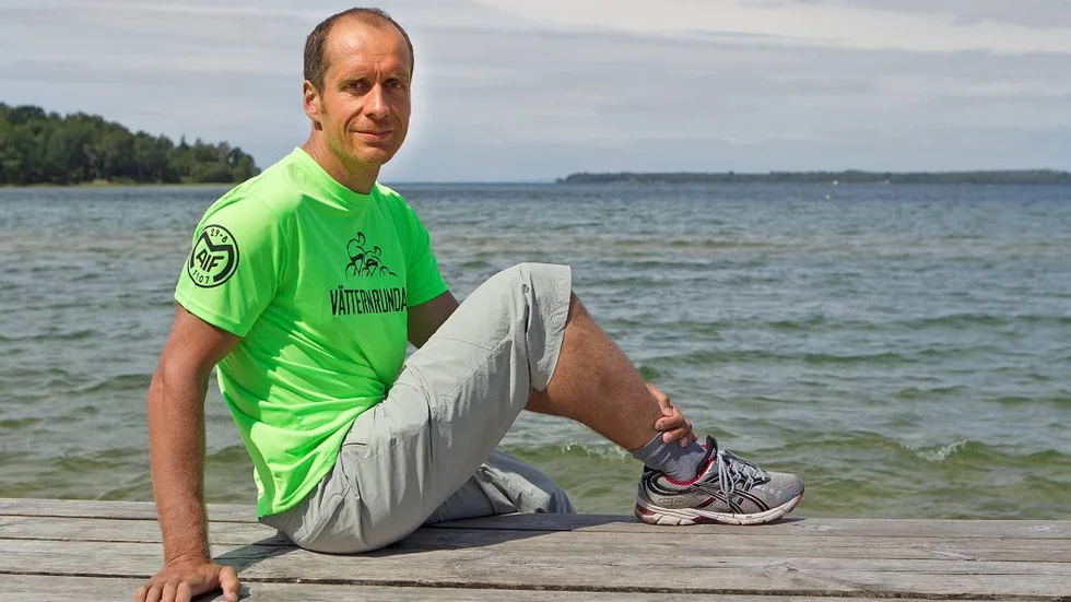 Maratonsimmare. Andrzej Bednarski simmade över Vättern för att inspirera andra att hitta sin utmaning.