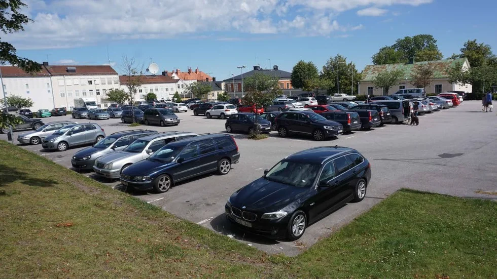 Parkeringen vid Ellen Keyskolan, där det finns planer om att bygga ett parkeringshus.