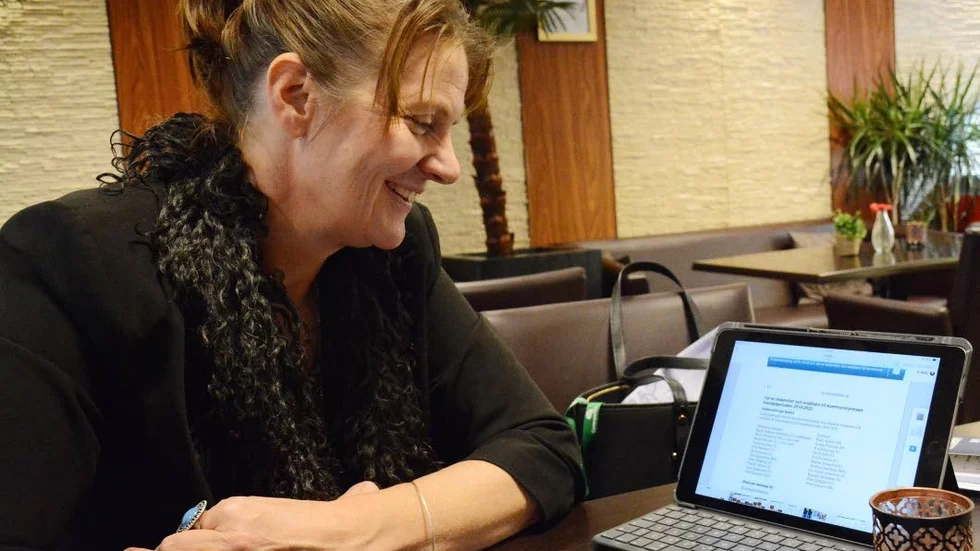 "Det är det här laget som ska ta ansvar för kommunens ekonomi" säger, Ingela Nilsson Nachtweij är glad över den laguppställning hon ser i sin Ipad ett par dagar efter att fullmäktige valt den nya kommunstyrelsen.