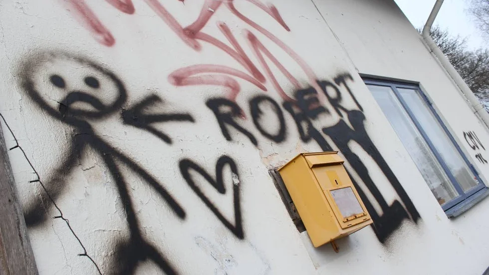 På söndagsmorgonen upptäcktes klotter med nazistiskt budskap på stationshuset. "Man blir både ledsen och förbannad" säger ägarna Monika Fridh och Roland S Johnsson.
